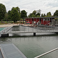 Naturerlebnisbad Gro&szlig;enhain &ndash; Stege mit Anti-Rutsch-Profilen belegt