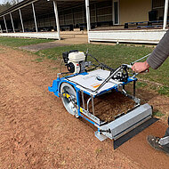 Sandreinigungsmaschine CICALA gegen Gr&auml;ser auf Rotsandpl&auml;tzen