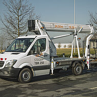 STEIGER &reg; TBR 250 mit beweglichem Korbarm auf 3,5 t-Transporter ist startklar