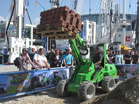 AVANT Multifunktionslader in voller Action auf der NordBau