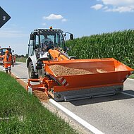 Stra&szlig;enbankett instand halten mit der neuen Material-Verteilschaufel &bdquo;Finliner&ldquo; von Optimas 