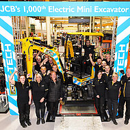 1.000ster Elektro-Minibagger 19C-E l&auml;uft in Cheadle vom Band