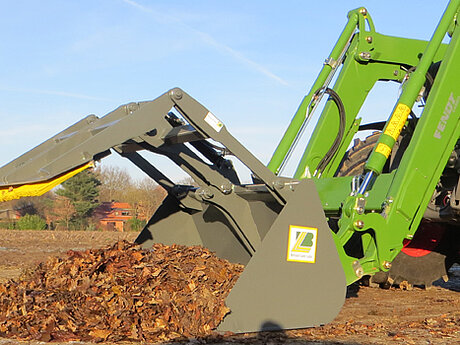 Eifriges Sammeln mit der neuentwickelten Schaufel des Maschinenbauers Bressel und Lade 