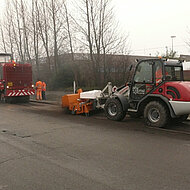 Takeuchi TW 8 AS mit Kehrmaschine zur Reinigung abgefr&auml;ster Fl&auml;chen 