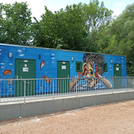 Jetzt wird&rsquo;s bunt am Ditfurter See &ndash; Duschanlage wird dank Graffiti zum Hingucker