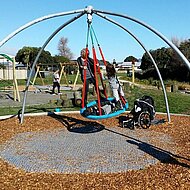 Langes Spielvergn&uuml;gen mit der Korbschaukel Bimbo von Hally-Gally