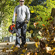 Der Nachbar dankt: Kaum L&auml;rm mit Akku-Laubbl&auml;ser