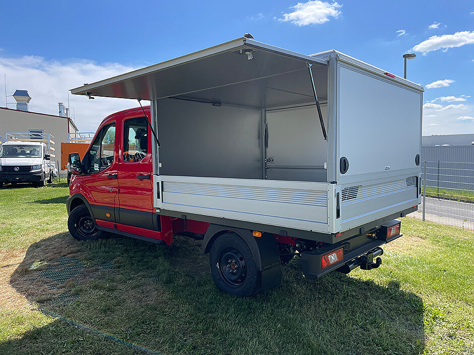 Sichere Transportlösung für den kommunalen Einsatz: Klappen-Aufbau auf Ford Transit Doppelkabine