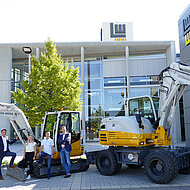 Gro&szlig;auftrag: LEONHARD WEISS kauft 52 Takeuchi Bagger 