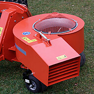 Mega Twister beseitigt Laub im Schnelldurchgang