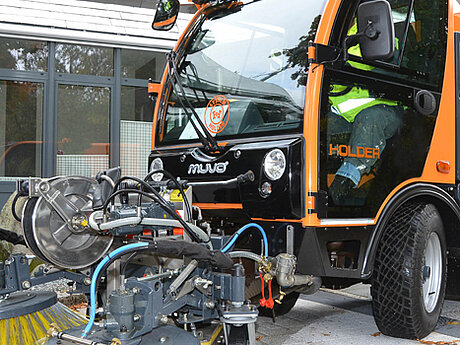 Holder MUVO mit kompakter Kehrsaugmaschine SX2 