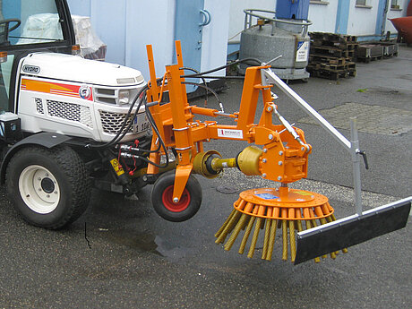 Robuste Wildkrautmaschine von MICHAELIS entfernt Unkraut effektiv und professionell 