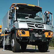 Unimog U 430 Ger&auml;tetr&auml;ger mit Anh&auml;nger f&uuml;r Wechselaufbauten.