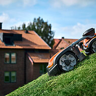 Für steiles Terrain – neuer Mähroboter wird kabellos