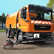 Schmidt Kommunalfahrzeuge:  Kehrmaschinenprogramm startet mit vier Kubikmeter LKW-Aufbau-Maschine