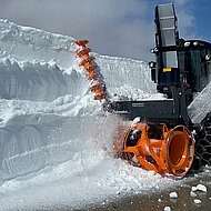 Fr&uuml;h am Tag mit der Schneer&auml;um-Maschine Supra 4002 unterwegs