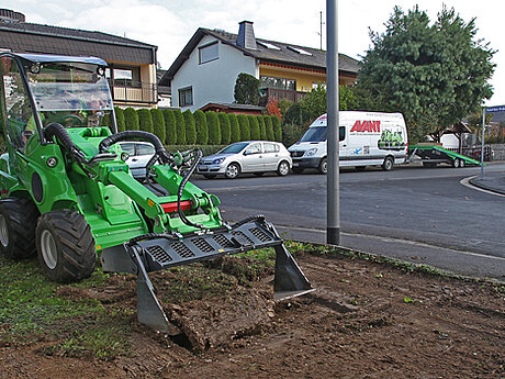 AVANT bei Erdarbeiten im Vorgarten 