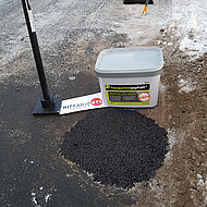 Schnelle Reparatur mit Kaugummiasphalt von BPH