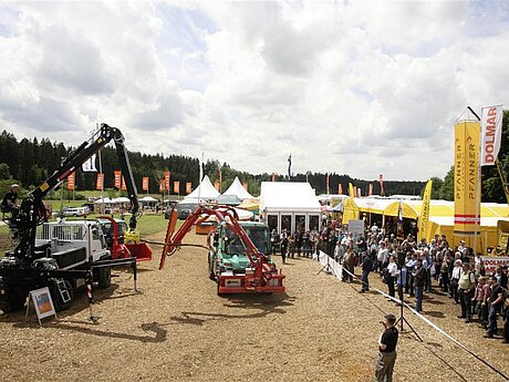 Imposanter Auftritt des Unimog auf der gro&szlig;en Forstmesse 