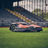 Husqvarna stellt Smart Lawn Service und CEORA Mähroboter vor