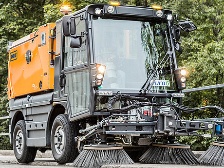 Kompaktkehrmaschine Swingo 200+ Koanda r&auml;umt die Demopark Goldmedaille ab