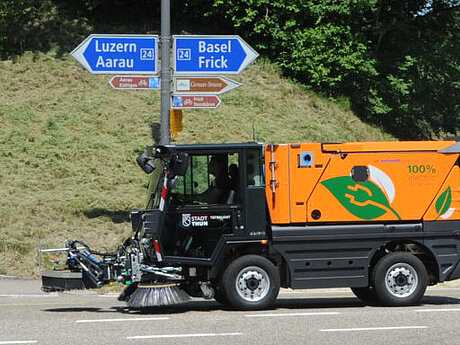 Auslieferung mal anders: Stadt Thun erh&auml;lt erste vollelektrische Kehrmaschine von Aebi Schmidt