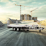 Neuerdings verfügbar: Maschinentransporter mit hochklappbaren Auffahrschienen