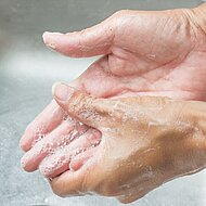 Arbeitsschutz im Handumdrehen: Handreinigungs- und Hautschutzprodukte von ambratec