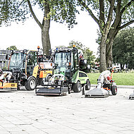 Chemiefreie Wildkrautbek&auml;mpfung in engen Bereichen mit der Handlanze von ZACHO