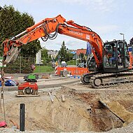 Kompaktmaschinen von Kiesel im Stra&szlig;en- und Kanalbau