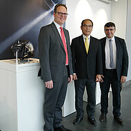 Nobelpreistr&auml;ger Shuji Nakamura besucht HELLA Lichtkanal