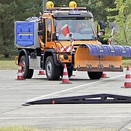 Mercedes-Benz Unimog ist &bdquo;Schneepflug-Star&ldquo;