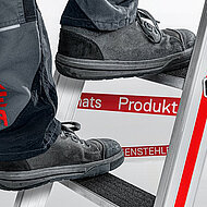 Stufenstehleiter 8626: sicher in die H&ouml;he