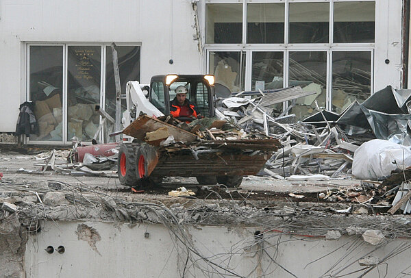 Bobcat S650 und E16 räumen Löhrhof Center auf