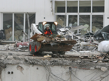 Bobcat S650 und E16 r&auml;umen L&ouml;hrhof Center auf