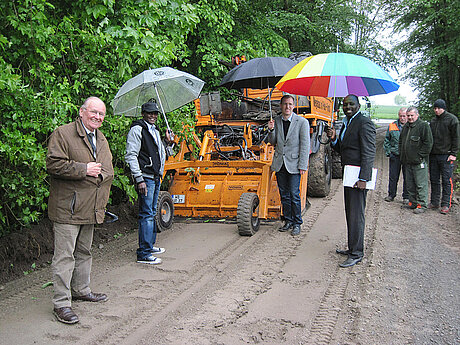 Kakao-H&auml;ndler aus Ghana besucht P&Ouml;MA-Wegebau-Vorf&uuml;hrung in Deutschland