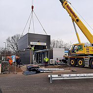 Pr&uuml;fhalle und B&uuml;ro in wenigen Wochen: deutschlandweite Lieferung von Pr&uuml;fst&auml;nden an DEKRA