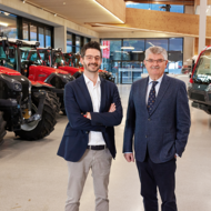 Staffel&uuml;bergabe in Gesch&auml;ftsf&uuml;hrung des Traktoren-Herstellers