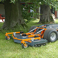 Umweltschonende und kosteng&uuml;nstige Gr&uuml;nfl&auml;chenpflege mit Profi-Rasenm&auml;her von Raymo