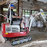 Entkernung elektrisch gestemmt mit dem Hybrid-Kompaktbagger Takeuchi TB 210 RH 