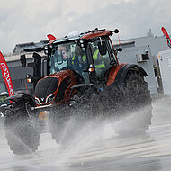 Werkstattleiter testen auf ADAC-Gel&auml;nde Fahrdynamik von Traktoren unter Extrembedingungen