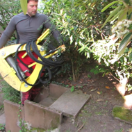 Baustellenbericht: Rodung eines Stubbens bei schwierigem Zugang hinter Mehrfamilienhaus 