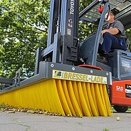 demopark: Bressel und Lade stellt Kehrbesen mit biologisch abbaubaren B&uuml;rsten vor 
