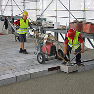 Belagsanierung mit dem Probst Unimobil Verlegewagen