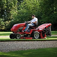 Der ECHOTRAK A-250KAWA-4WD mit Kombim&auml;hdeck und Rasenpflegemaschine