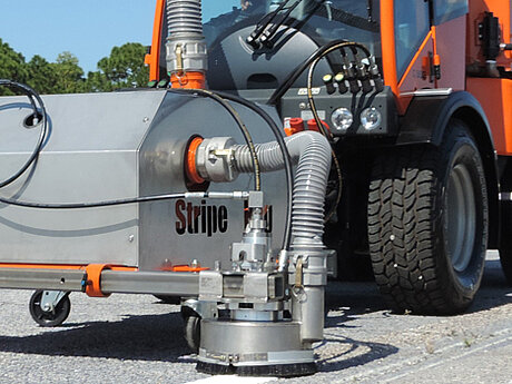 Entfernung und Reinigung von Stra&szlig;enmarkierungen mit dem Holder Stripe Hog