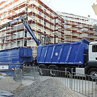 PALFINGER Epsilon Recyclingkran r&auml;umt auf Baustellen auf