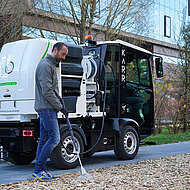 Hei&szlig;wasser-Methode: Unkraut erfolgreich bek&auml;mpfen