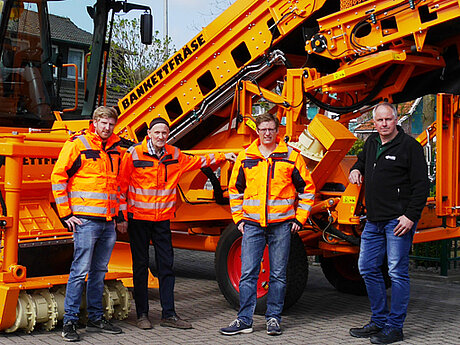Maschinenfabrik D&uuml;cker liefert neue selbstfahrende Bankett-Fr&auml;se an Lohnunternehmen aus