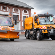 Stadtwerke Torgau halten Stra&szlig;en mit Unimog sauber